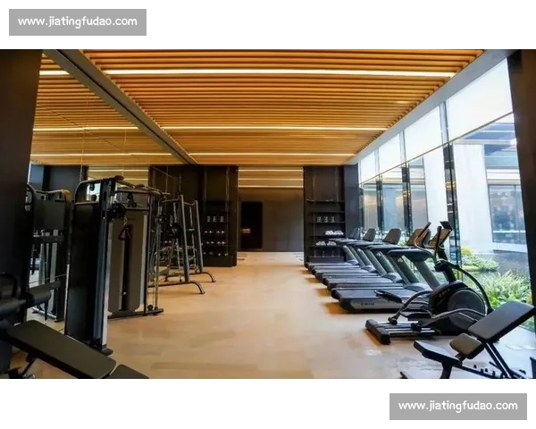 成都公司爆改泳池办公室：2 万元打造网红工位，深水区办公成职场新潮流